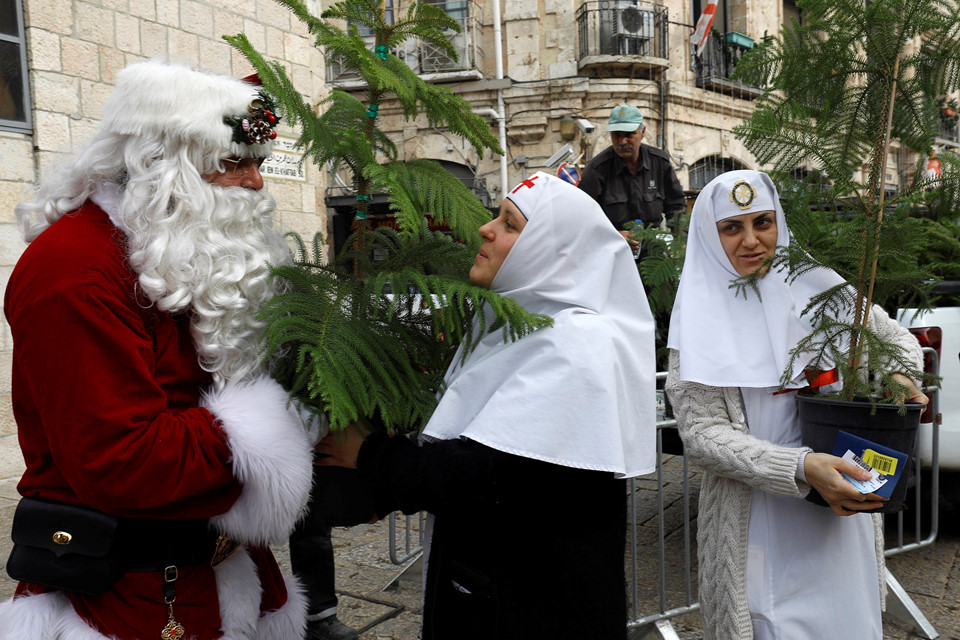 Ông già Noel khuấy động chảo lửa Jerusalem trước Giáng sinh